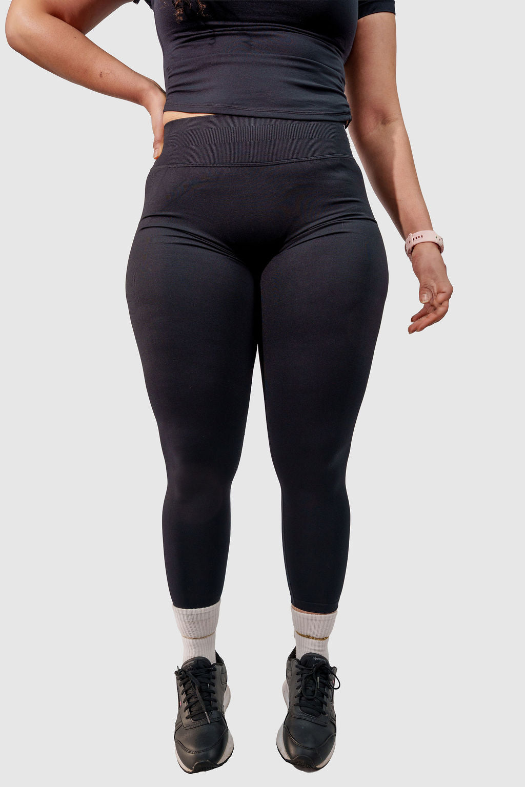 NOXVIA black sculpt leggings, full front view showing the high-rise waistband, full-length sculpted fit and streamlined silhouette
