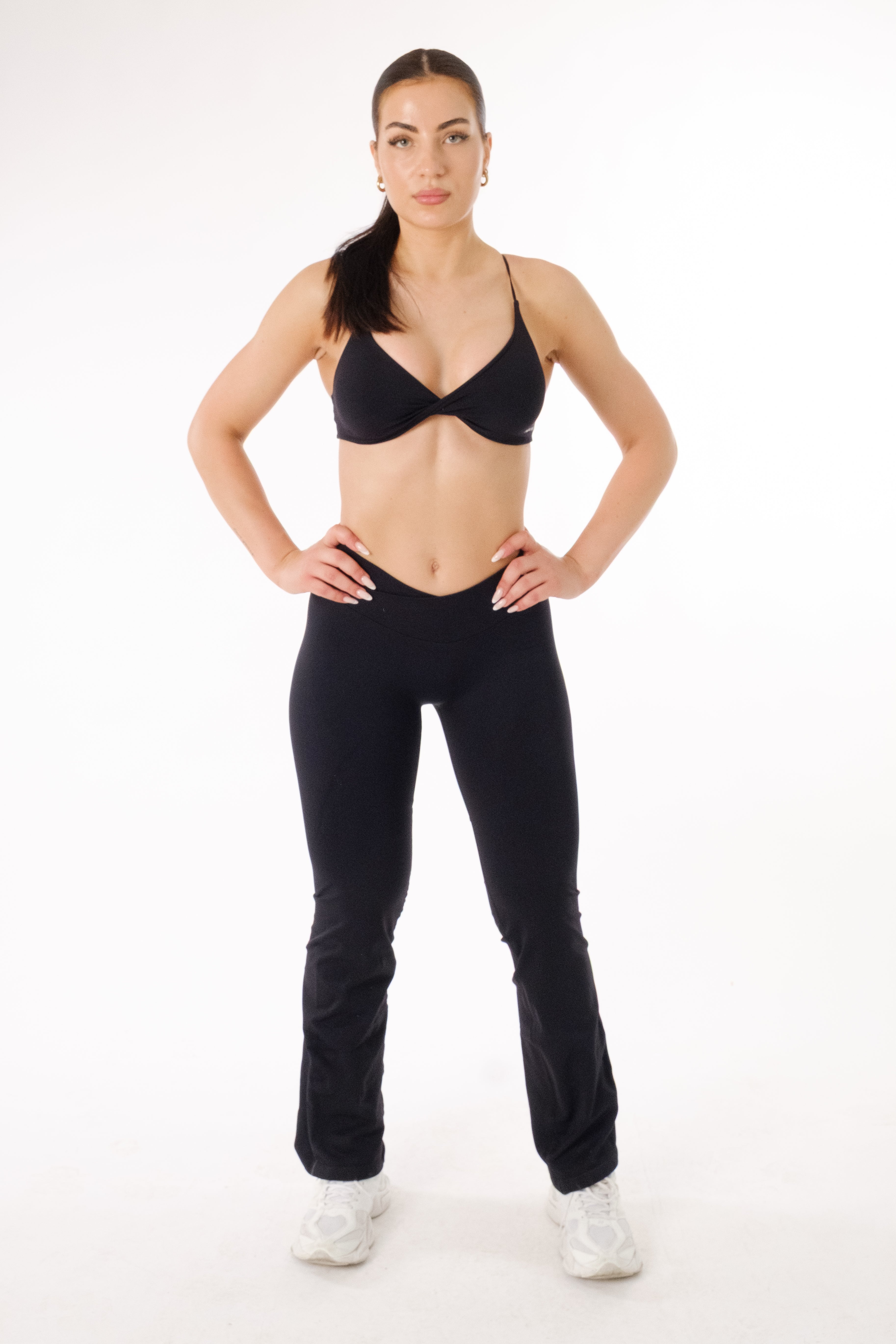 Front view of NOXVIA IMPERIUM black sports bra with matching high-waisted sculpt leggings