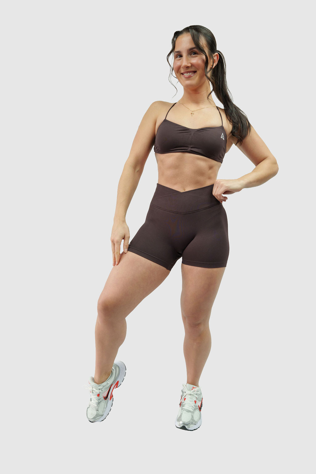 NOXVIA Iron Taupe gym set, front view showing the sports bra, high-rise crossover sculpt shorts and NOXVIA branding
